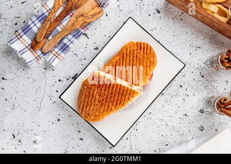 Panini freschi alla griglia caesar su sfondo chiaro Foto Stock