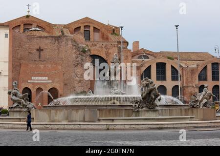 Fontana delle Naiadi contro la Basilica di Santa Maria degli Angeli e dei Martiri in Piazza della Repubblica a Roma Foto Stock
