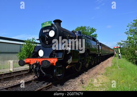 Una locomotiva standard di classe 4 MT alla stazione di Sheffield Park sulla linea ferroviaria Bluebell. Foto Stock