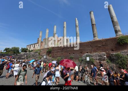 Persone che aspettano in coda in Via Sacra per raggiungere il Foro Romano di Roma, Italia Foto Stock