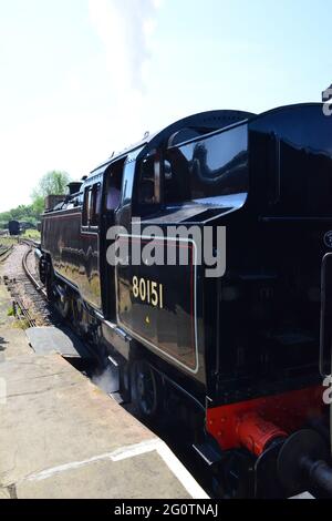 Una locomotiva standard di classe 4 MT alla stazione di Sheffield Park sulla linea ferroviaria Bluebell. Foto Stock