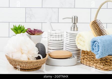 Set di pompa eramic bottiglia per sapone liquido o uno shampoo con sapone a base di erbe su sfondo marmo. Foto Stock