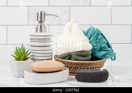 Set di pompa eramic bottiglia per sapone liquido o uno shampoo con sapone a base di erbe su sfondo marmo. Foto Stock