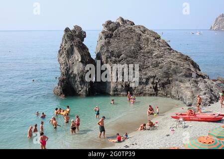 Monterosso al Mare, Italia - 7 agosto 2018: Persone che riposano su una delle spiagge del Parco Nazionale delle cinque Terre Foto Stock
