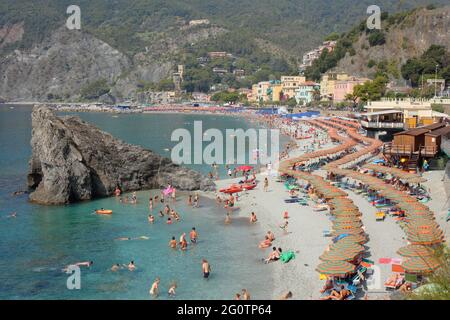 Monterosso al Mare, Italia - 7 agosto 2018: Persone che riposano su una delle spiagge del Parco Nazionale delle cinque Terre Foto Stock
