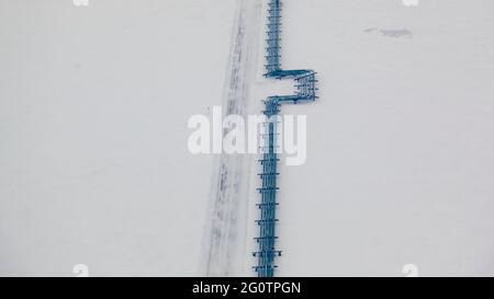 Oleodotto e iceroad che portano dalla ConocoPhillips oilwells in Alpine, il collegamento alla stazione di pompa 1 sull'Alyeska Pipeline in Prudhoe Bay, il nord del inizio della Trans-Alaska Pipeline System. Foto Stock