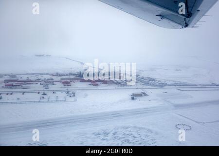 Oleodotto e iceroad che portano dalla ConocoPhillips oilwells in Alpine, il collegamento alla stazione di pompa 1 sull'Alyeska Pipeline in Prudhoe Bay, il nord del inizio della Trans-Alaska Pipeline System. Foto Stock