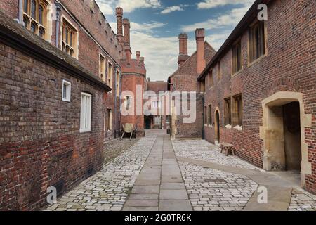 Vicolo che conduce alle cucine di Enrico VIII all'Hampton Court Palace, Greater London, England, UK Foto Stock