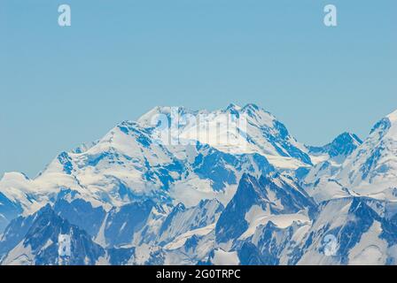 La gamma del Caucaso maggiore. Vista dalla pendenza del Monte Elbro Foto Stock