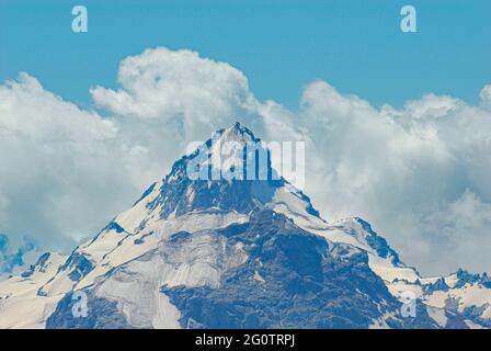 La gamma del Caucaso maggiore. Vista dalla pendenza del Monte Elbro Foto Stock