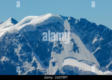 Veduta del Monte Babis (4,454 mt) dalla pendenza del Monte Elbro. Babis Mt ( Donguzorun) - vetta ricoperta di ghiacciaio nella parte centrale del Caucaso maggiore Mo Foto Stock