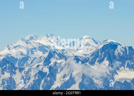 La gamma del Caucaso maggiore. Vista dalla pendenza del Monte Elbro Foto Stock
