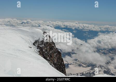 Vista della cima orientale dell'Elbro. Monte Elbrus in estate. Kabardino-Balkaria Foto Stock