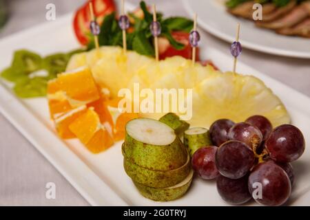 Set di frutta a fette su un piatto Foto Stock