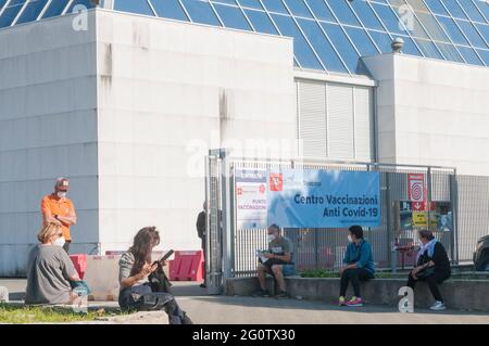 Carrara, Italia - 03 giugno 2021 - le persone in attesa di vaccino all'ingresso di uno dei centri di vaccinazione di massa della Toscana. Foto Stock