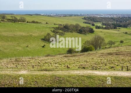 Vista sul canale della Manica e sulla costa di Worthing, West Sussex, Inghilterra. Da Cissbury Ring sulla South Downs Foto Stock