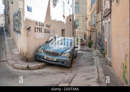 Auto Mercedes-Benz in calle parcheggiate in un piccolo vicolo di le Panier, il quartiere più antico di Marsiglia, Francia Foto Stock