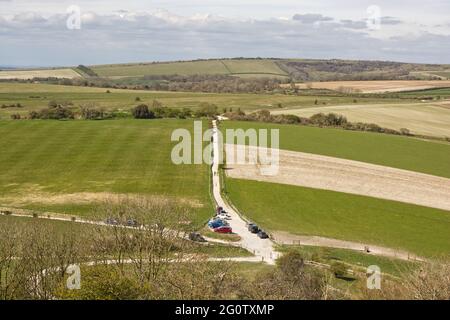 Vista a nord sulla campagna di South Downs da Cissbury Ring vicino a Worthing, West Sussex, Inghilterra. Con piccolo parcheggio e camminatori. Foto Stock