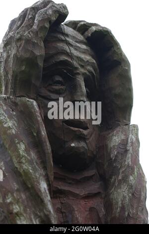 Vista ravvicinata dell'artista Robert Konig, dopo le sculture intagliate di rivolta al Wat Tyler Country Park, Essex, Gran Bretagna Foto Stock