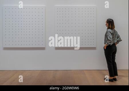 Londra, Regno Unito. 3 Giugno 2021. Static 5 e 6, 2021 - Bridget Riley: Mostra passato in presente al David Zwirner di Londra. L'artista, quest'anno, ha compiuto 90 anni, rivela 30 dipinti mai visti negli ultimi due anni, alcuni fino a 2.5 metri di altezza. I dipinti sono continuazioni dei suoi intervalli (strisce) e misura per la serie di misure (dischi). Credit: Guy Bell/Alamy Live News Foto Stock