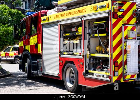 Epsom Surrey London UK, giugno 03 2021, Vigili del fuoco e Vigili del fuoco che partecipano A UN incendio in UN parcheggio pubblico Foto Stock