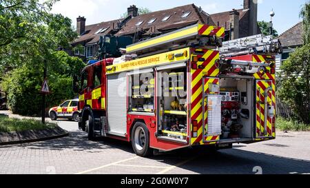 Epsom Surrey London UK, giugno 03 2021, Vigili del fuoco e Vigili del fuoco che partecipano A UN incendio in UN parcheggio pubblico Foto Stock