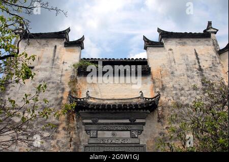 Jiangwan nella Contea di Wuyuan, Provincia di Jiangxi, Cina. Tradizionale edificio vecchio con tetto di tegole Cinesi. Foto Stock