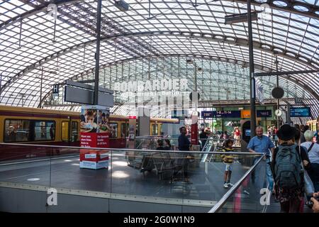 BERLINO, GERMANIA - 8 GIUGNO: Pendolari alla stazione centrale di Berlino l'8 giugno 2013 a Berlino, Germania. Il numero giornaliero di passeggeri è stimato Foto Stock