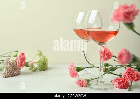 Bicchieri di vino rosa e fiori bellissimi Foto Stock
