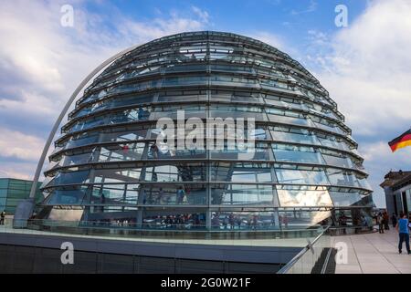 BERLINO, GERMANIA - 8 GIUGNO: Vista della cupola del Reichstag l'8 giugno 2013 a Berlino, Germania. La cupola del Reichstag è una cupola di vetro costruita sulla cima del Rebu Foto Stock