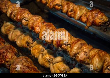 Polli arrostiti alla griglia sul fuoco del barbecue Foto Stock