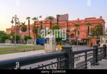 Cairo- Egitto: 4 ottobre 2020: Cairo Museo o Museo di antichità egizie esterno circondato da una recinzione durante il tramonto nel periodo estivo. Foto Stock