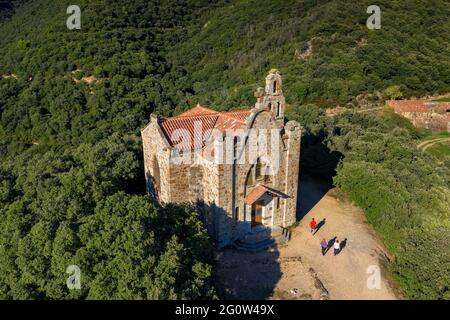 Vista aerea della chiesa di Sant Salvador de Terrades, a Montseny (Vallès Oriental, Catalogna, Spagna) Foto Stock