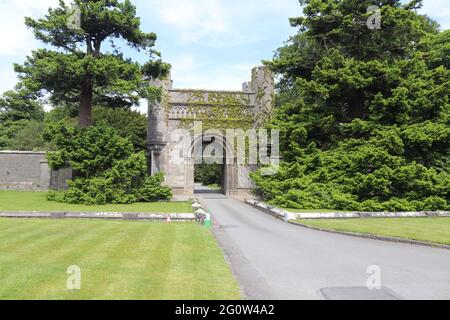 La porta d'ingresso al Castello e al Giardino di Penryn, il Castello di Penryn è una casa di campagna a Bangor Gwynedd, Galles del Nord Foto Stock