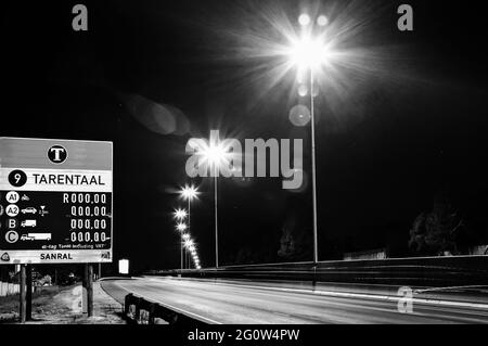 JOHANNESBURG, SUD AFRICA - 06 Gen 2021: Johannesburg, Sud Africa - Ottobre 24 2011: Cartelli autostradali sull'autostrada di notte Foto Stock