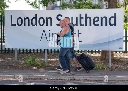 Aeroporto Southend di Londra, Essex, Regno Unito. 3 Giu 2021. Il primo servizio dall'aeroporto di Southend all'isola greca di Corfù è atterrato sul suo volo di ritorno dopo la ripresa dei voli dall'aeroporto di Essex da parte di Ryanair. La compagnia aerea budget ha ripreso i voli per le destinazioni turistiche il 28 maggio dopo aver annullato tutti i servizi da Southend in gennaio. Nessun'altra compagnia aerea sta utilizzando l'aeroporto, quindi è stata priva di voli da quella data. Lo stesso aeromobile è dovuto fare la partenza 17:20 a Faro in Portogallo, che si dice si sta muovendo verso la lista ambra Foto Stock
