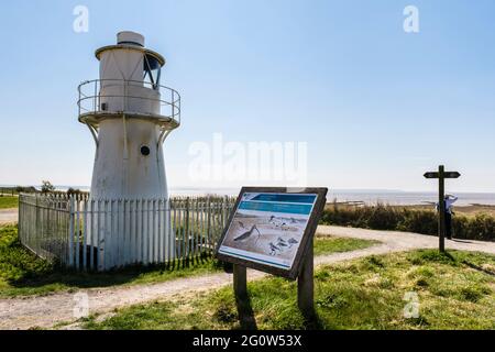 Faro di Usk est lungo il percorso costiero e informazioni per l'estuario del Severn presso la Newport Wetlands National Nature Reserve. Nash Newport Gwent Wales UK Foto Stock