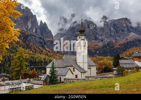 Chiesa Parrocchiale di San Vigilio a Colfosco, Dolomiti Italia Foto Stock