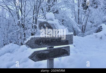 Informazioni appropriate per coloro che amano le escursioni in inverno Foto Stock