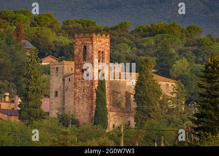 Chiesa di Sant Pere de Vilamajor, conosciuta anche come la Torre Rossa o la Força (Sant Pere de Vilamajor, Barcellona, Catalogna, Spagna) Foto Stock