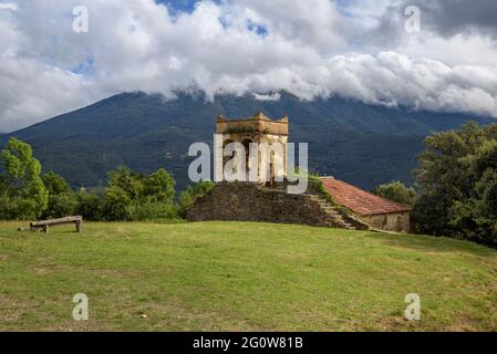 Chiesa di Santa Susanna de Vilamajor con il monte Montseny sullo sfondo (Vallès Oriental, Catalogna, Spagna) Foto Stock