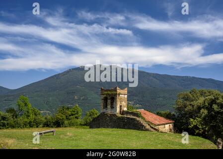 Chiesa di Santa Susanna de Vilamajor con il monte Montseny sullo sfondo (Vallès Oriental, Catalogna, Spagna) Foto Stock