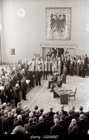 KN-29204 23 giugno 1963 il presidente John F. Kennedy partecipa ad una cerimonia di benvenuto ospitata dall'Oberburgermeister di Colonia Theo Burauen. La fotografia include il presidente Kennedy, Oberburgermeister Burauen, il cancelliere della Germania occidentale Konrad Adenauer e un gruppo di ospiti. Sezioni del Consiglio, Colonia Rathus, Colonia, Germania. Si prega di credito 'Robert Knudsen. Fotografie della Casa Bianca. John F. Kennedy, Biblioteca e Museo Presidenziale, Boston' Foto Stock