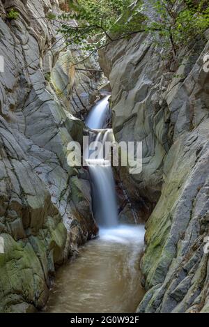 Cascata di Dona d'Aigua (acquedotto in catalano) (Arbúcies, Catalogna, Spagna) ESP: Cascada de la Dona d'aigua (mujer de agua en catalán) (Arbúcies) Foto Stock