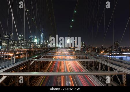 Ponte sospeso a megapoli di notte Foto Stock