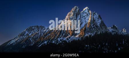 Encantats vette gemelle viste dal lago Estany de Sant Maurici in un'alba primaverile (Parco Nazionale Aiguestortes i Sant Maurici, Catalogna, Spagna, Pirenei) Foto Stock