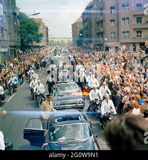 KN-C29293 26 giugno 1963 viaggio in Europa: Germania, Berlino Ovest: Il presidente Kennedy in moto con Willy Brandt, sindaco di Berlino Ovest e Konrad Adenauer, Cancelliere della Germania Ovest [la sfocatura dell'immagine è originale al negativo.] Si prega di credito 'Robert Knudsen. Fotografie della Casa Bianca. John F. Kennedy Presidential Library and Museum, Boston' Foto Stock