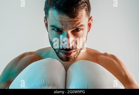 Concentrato giovane pugile europeo in studio Foto Stock