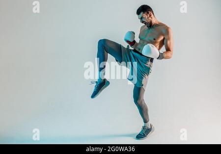 Il giovane pugile europeo è arrabbiato e urlante Foto Stock