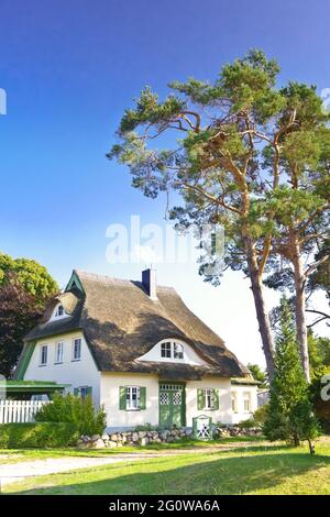 WIECK, GERMANIA - 6 SETTEMBRE 2018: Casa tradizionale con tetto di paglia sul Darss, contro il cielo blu estivo. Foto Stock